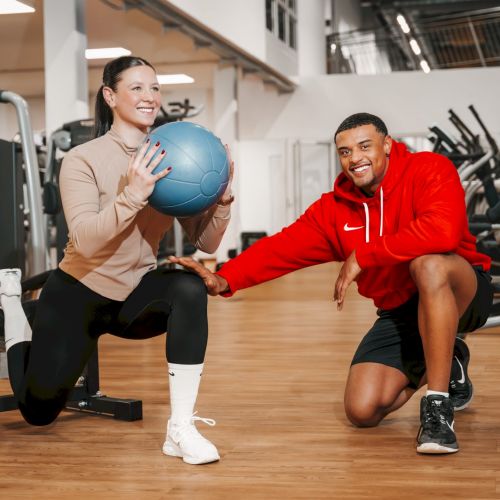 Zertifizierte Trainer im FunSportZentrum: Trainer betreut Mitglied bei Lunch-Übung