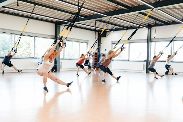 TRX Training Kurse in Kornwestheim: Mitglieder trainieren am TRX Schlingentrainer im Kurs