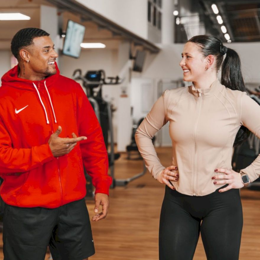 Mitgliedschaft im FunSportZentrum Kornwestheim: Trainer und Mitglied schauen sich an