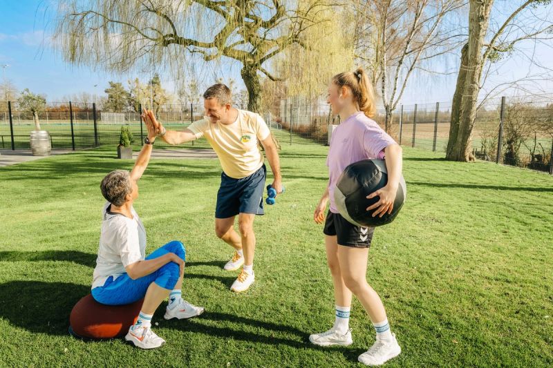 Neujahrsaktion Trainerinin und Kundin mit Teraband