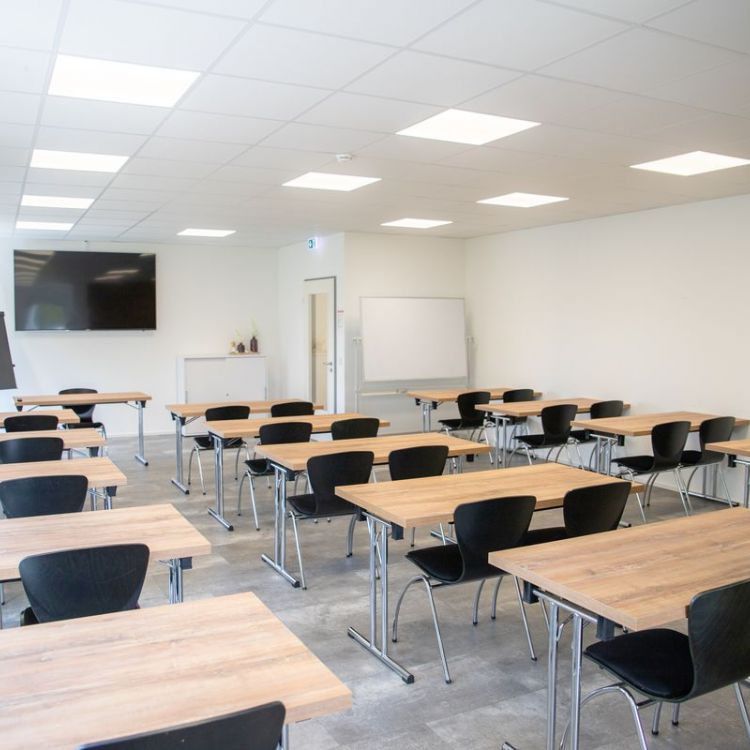 Seminarraum in Kornwestheim/Ludwigsburg: Raum von hinten - Tische, Stühle, Display sichtbar