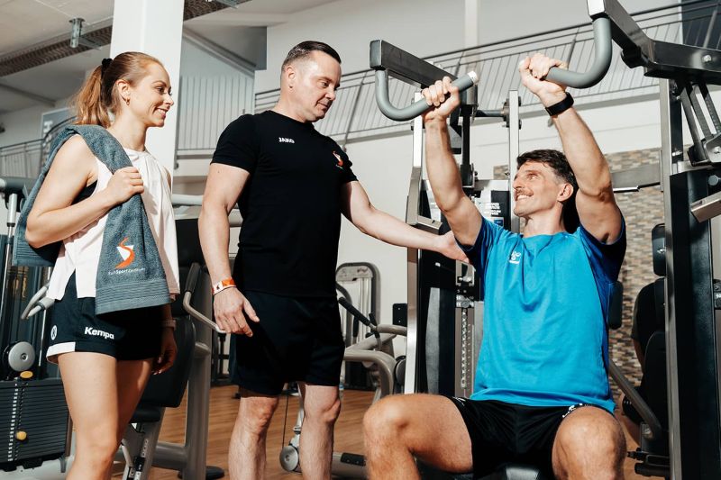 Neujahrsaktion Trainerinin und Kundin in Liegestütz