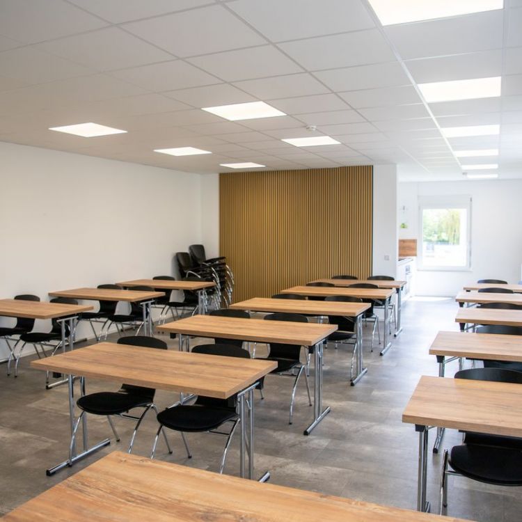 Seminarraum in Kornwestheim/Ludwigsburg: Raum von vorne - Tische, Stühle und Küche sichtbar