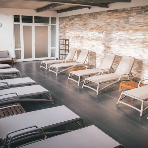 Sauna und Wellness im FunSprtZentrum: Ruheraum mit Liegen
