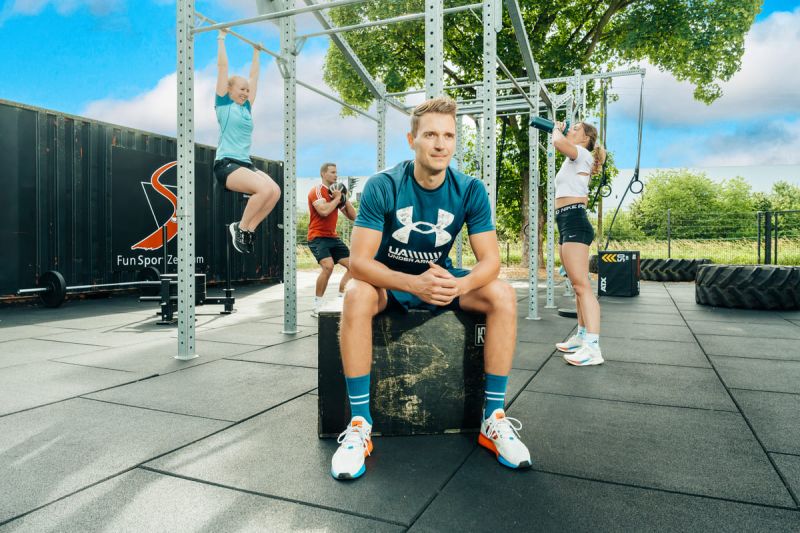 Neujahrsaktion Trainerinin und Kundin mit Teraband