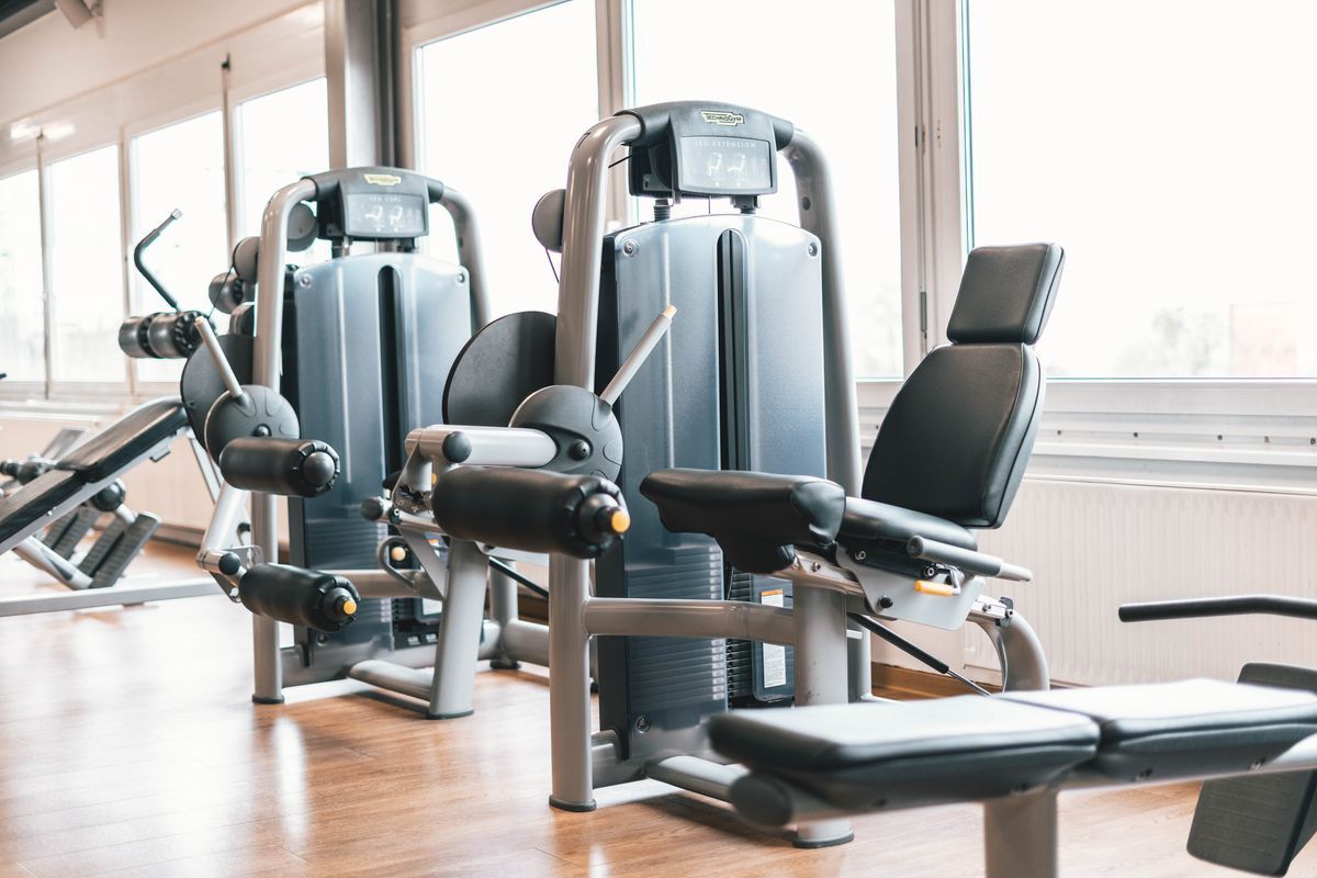 Fitnessgeräte im oberen Bereich des Fitnessstudios