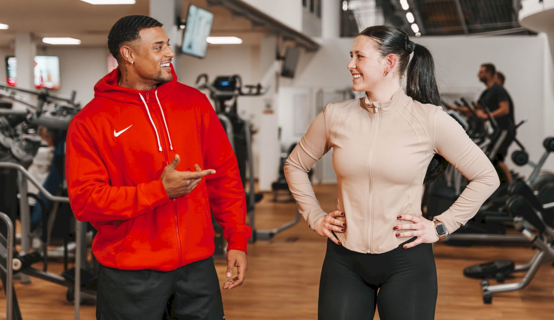 Mitgliedschaft im FunSportZentrum Kornwestheim: Trainer und Mitglied schauen sich an