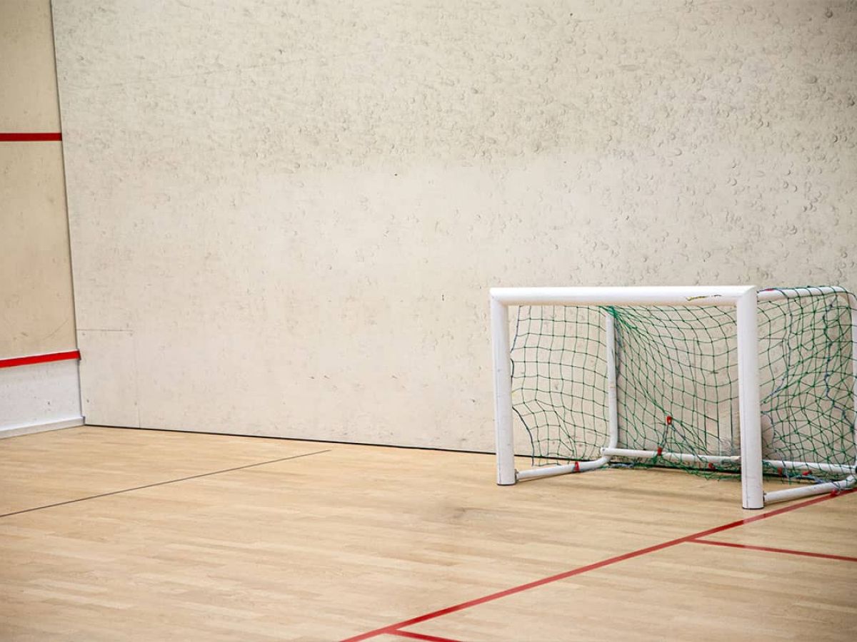 Badminton im Kreis Kornwestheim bei Ludwigsburg/Stuttgart: 2 Spieler stehen auf dem Badminton Court