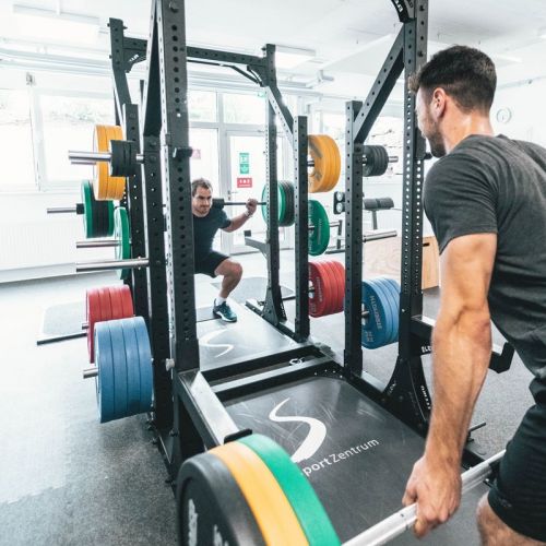 Crossfit und Kraftbereich in Kornwestheim: 2 Mitglieder trainieren am Half Rack mit den Hantel