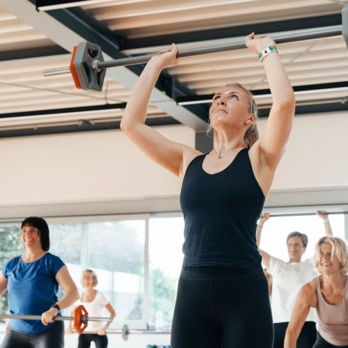 Über 50 Kurse im FunSportZentrum Kornwestheim: Mitglied trainiert mit Langhantel
