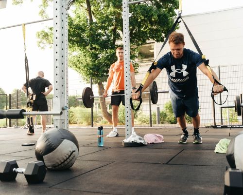Functional Training Kurs in Kornwestheim: Mitglieder trainieren im Outdoor-Bereich