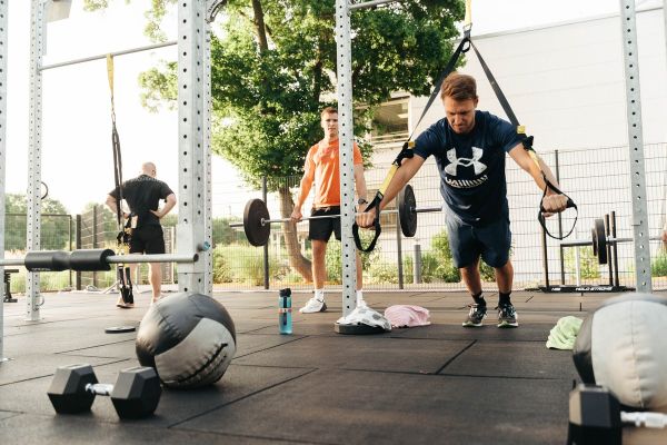 Functional Training Kurs in Kornwestheim: Mitglieder trainieren im Outdoor-Bereich