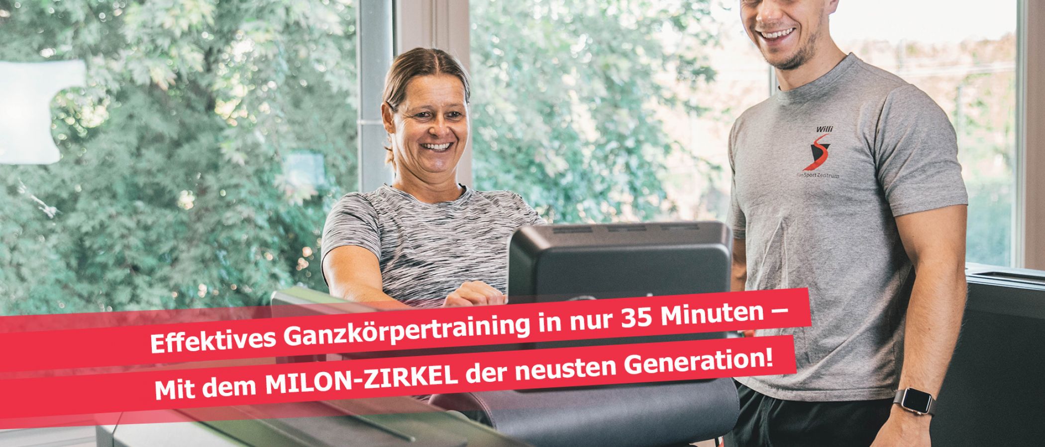 Milon Zirkel in Kornwestheim: Trainer betreut Mitglied am milon Gerät