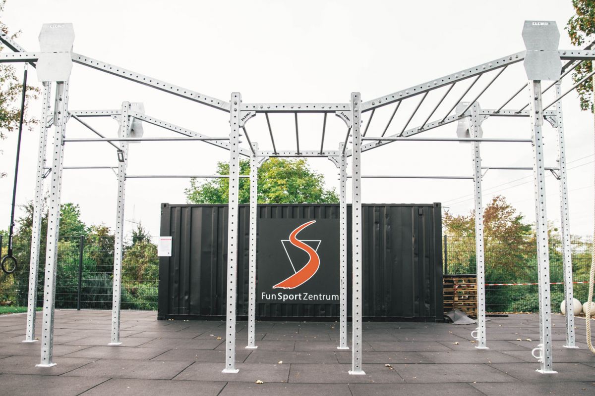 Outdoor Fitness Sportpark im FunSportZentrum Kornwestheim: Racks im Vordergrund und Geräte-Container im Hintergrund