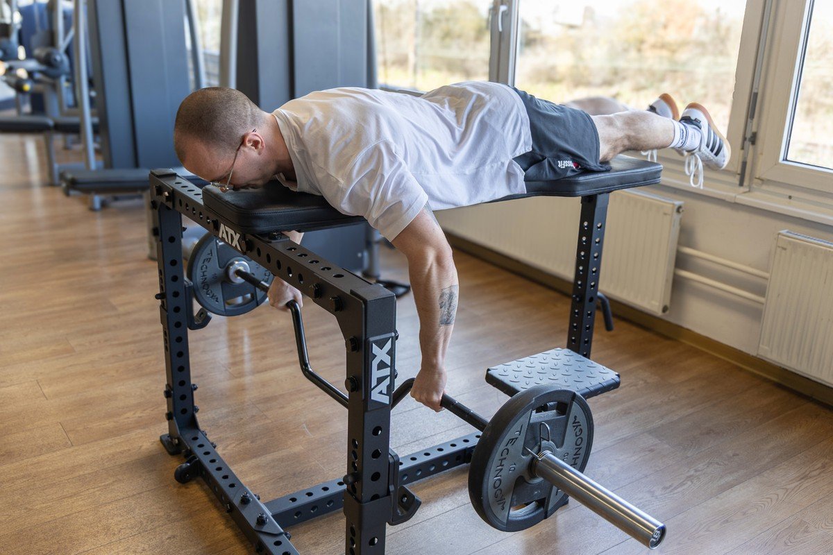 eine person auf dem neuen Gerät ATX Seal Row Bench - optimale Muskelaktivierung 