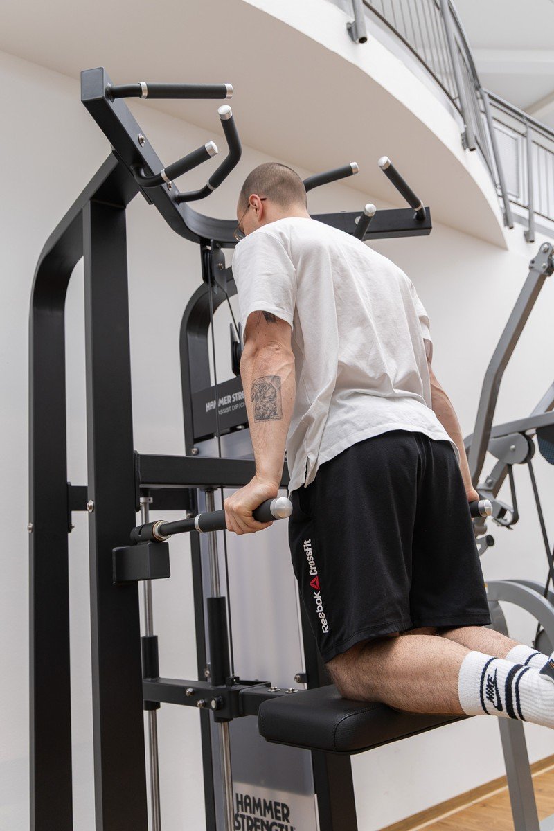 eine person auf dem neuen Gerät optimale Muskelaktivierung 