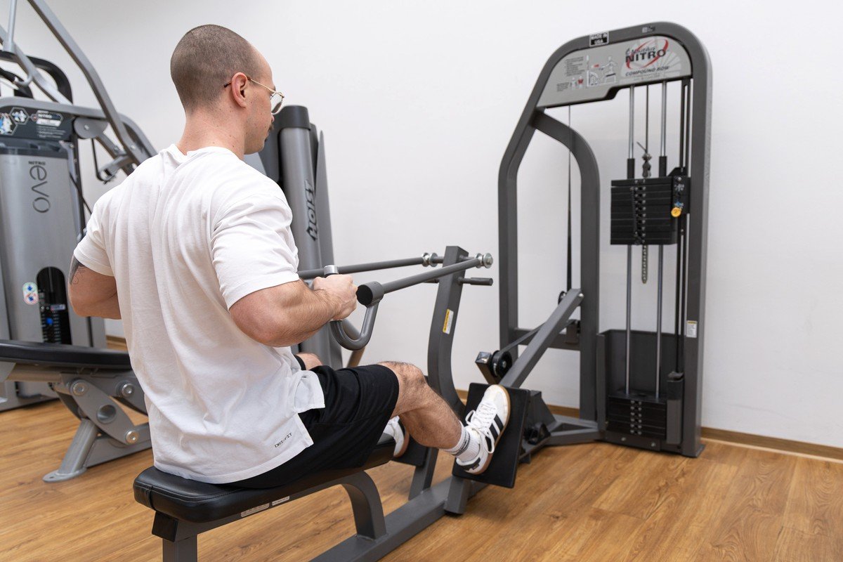 eine person auf dem neuen Gerät optimale Muskelaktivierung optimale Muskelaktivierung