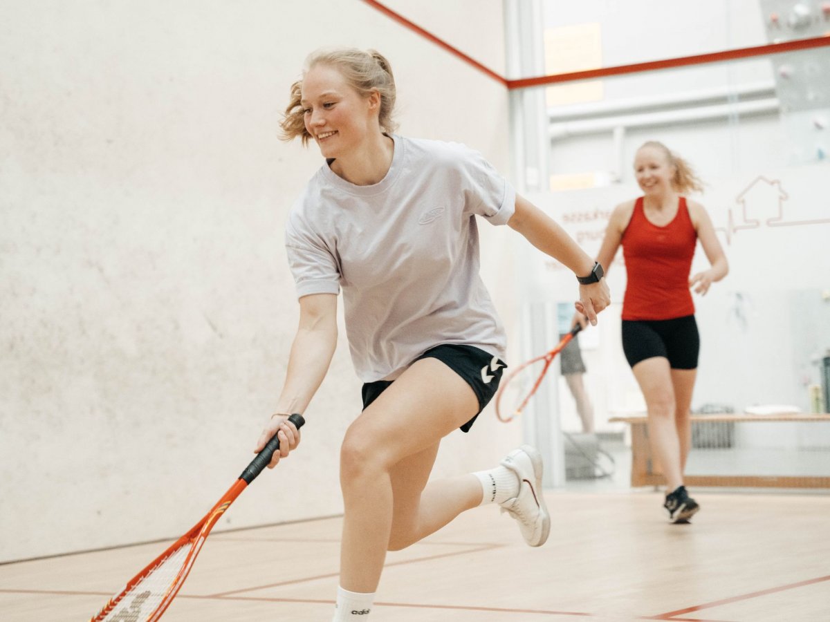 Squash in Kornwestheim, Ludwigsburg, Stuttgart - Spieler rennen zum Ball
