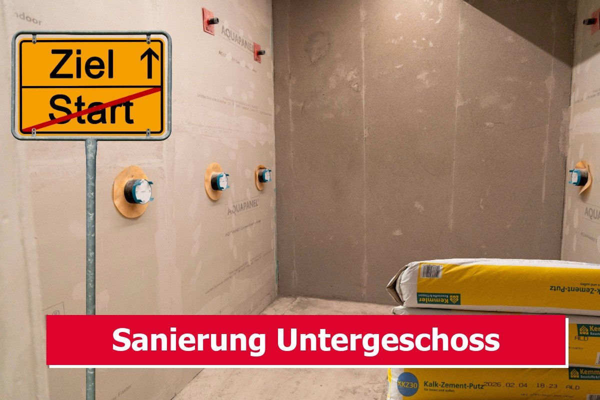 Bauarbeiter mit gelben Helm auf einer Baustelle