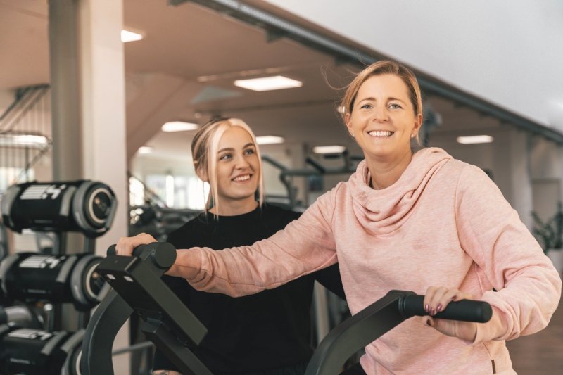 Neujahrsaktion Trainerinin und Kundin auf Steper