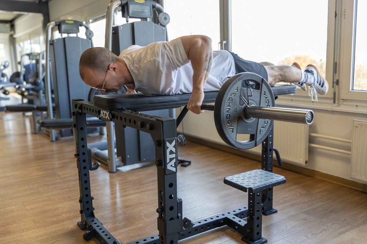 eine person auf dem neuen Gerät ATX Seal Row Bench - optimale Muskelaktivierung 