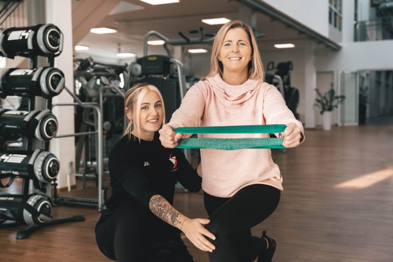 Neujahrsaktion Trainerinin und Kundin mit Teraband